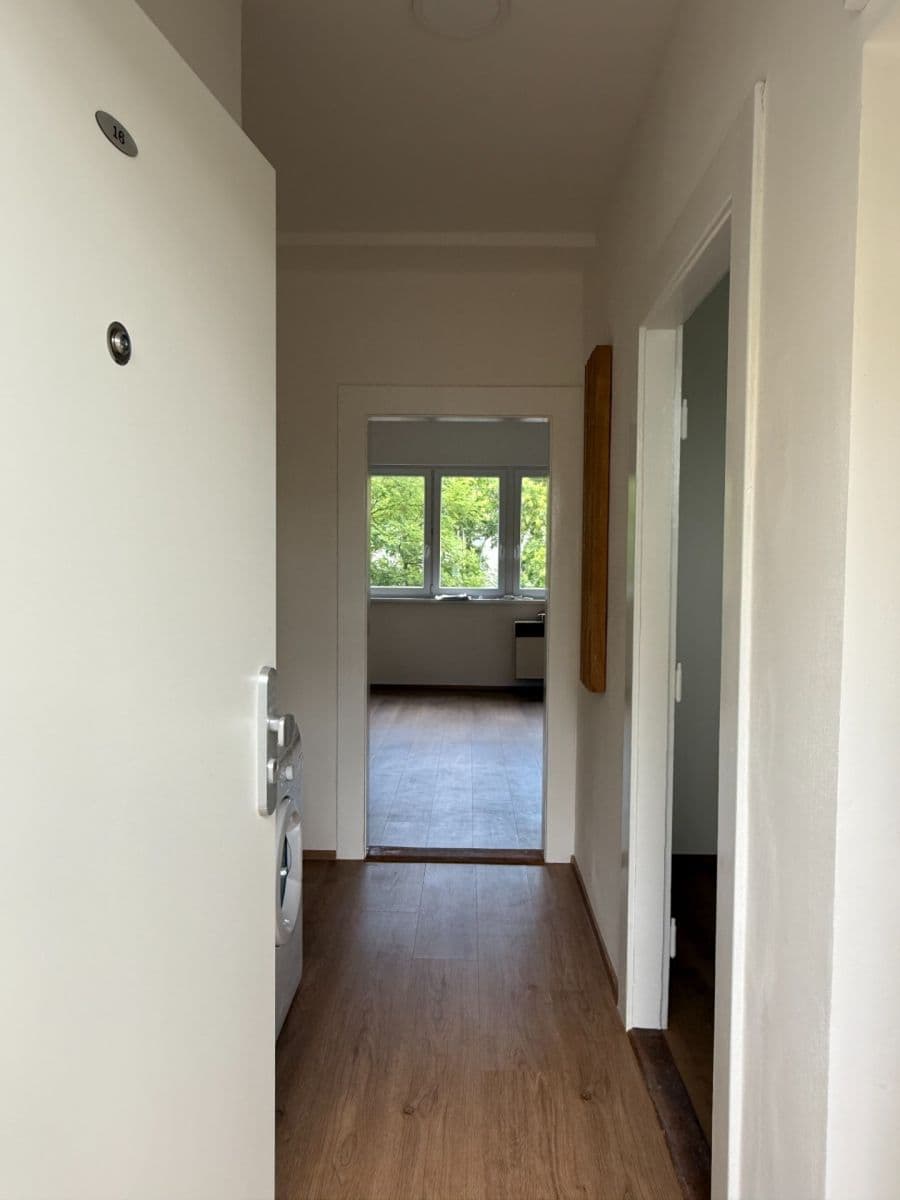 Prenájom bytu 1-izbový 45 m², Osadní, Praha, Praha Prenájom bytu 1-izbový 45 m², Osadní, Praha, Praha