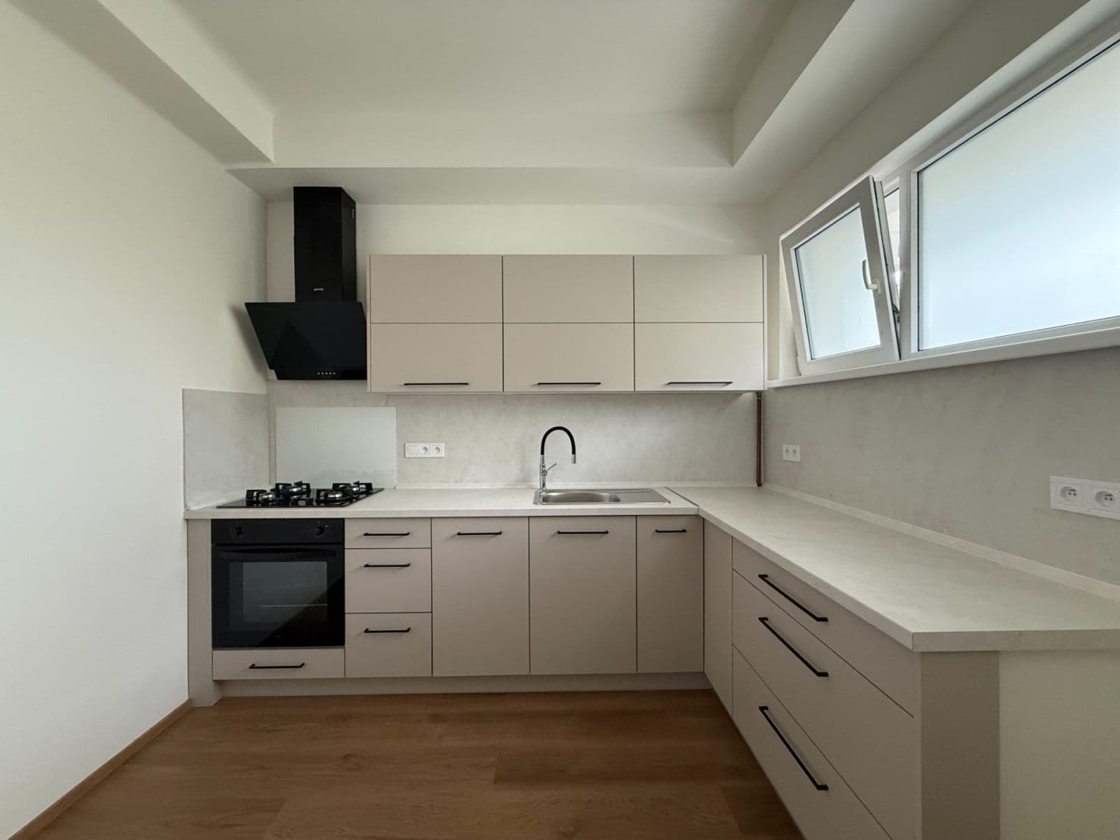 Prenájom bytu 1-izbový 45 m², Osadní, Praha, Praha Prenájom bytu 1-izbový 45 m², Osadní, Praha, Praha