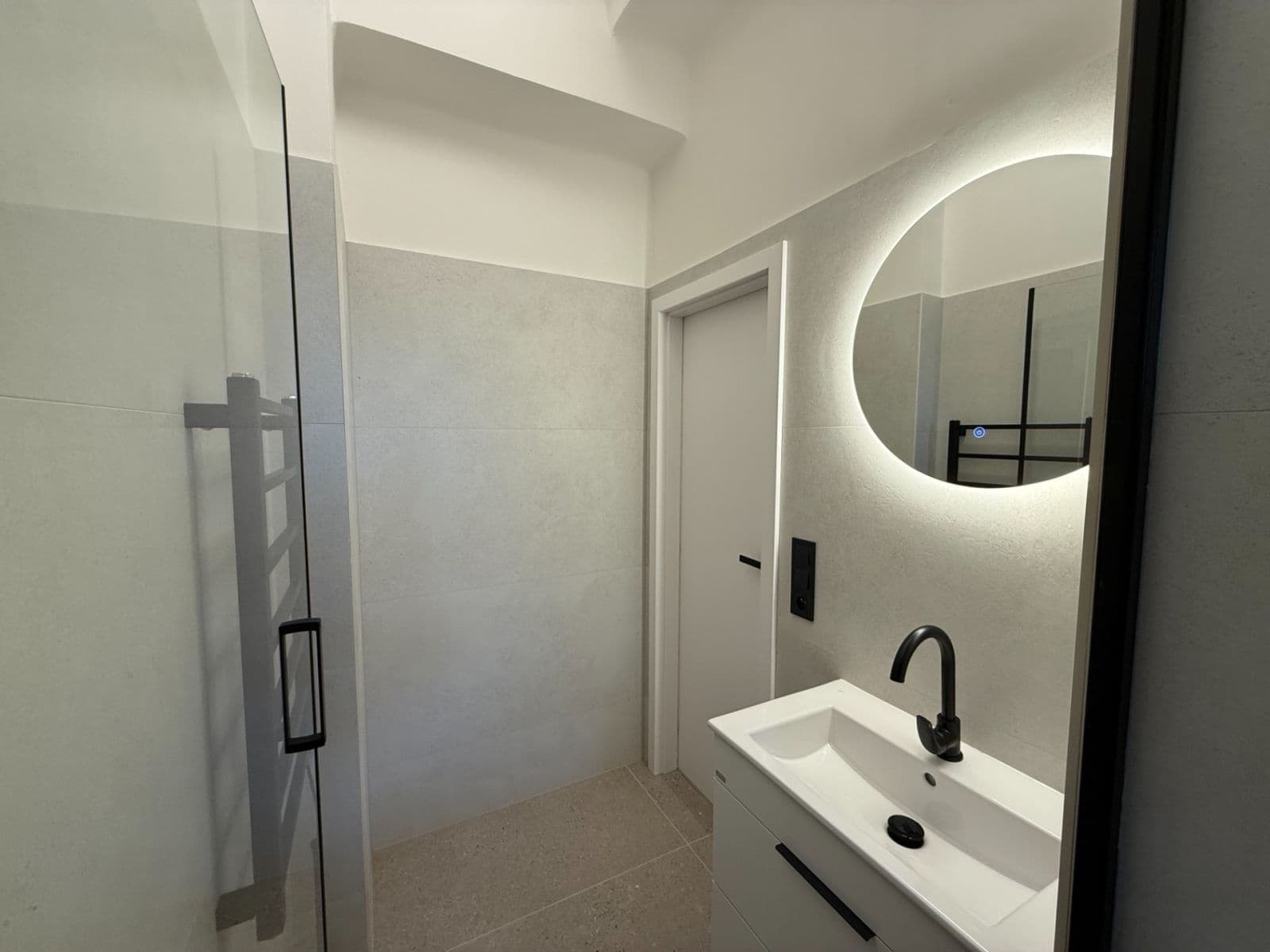 Prenájom bytu 1-izbový 45 m², Osadní, Praha, Praha Prenájom bytu 1-izbový 45 m², Osadní, Praha, Praha