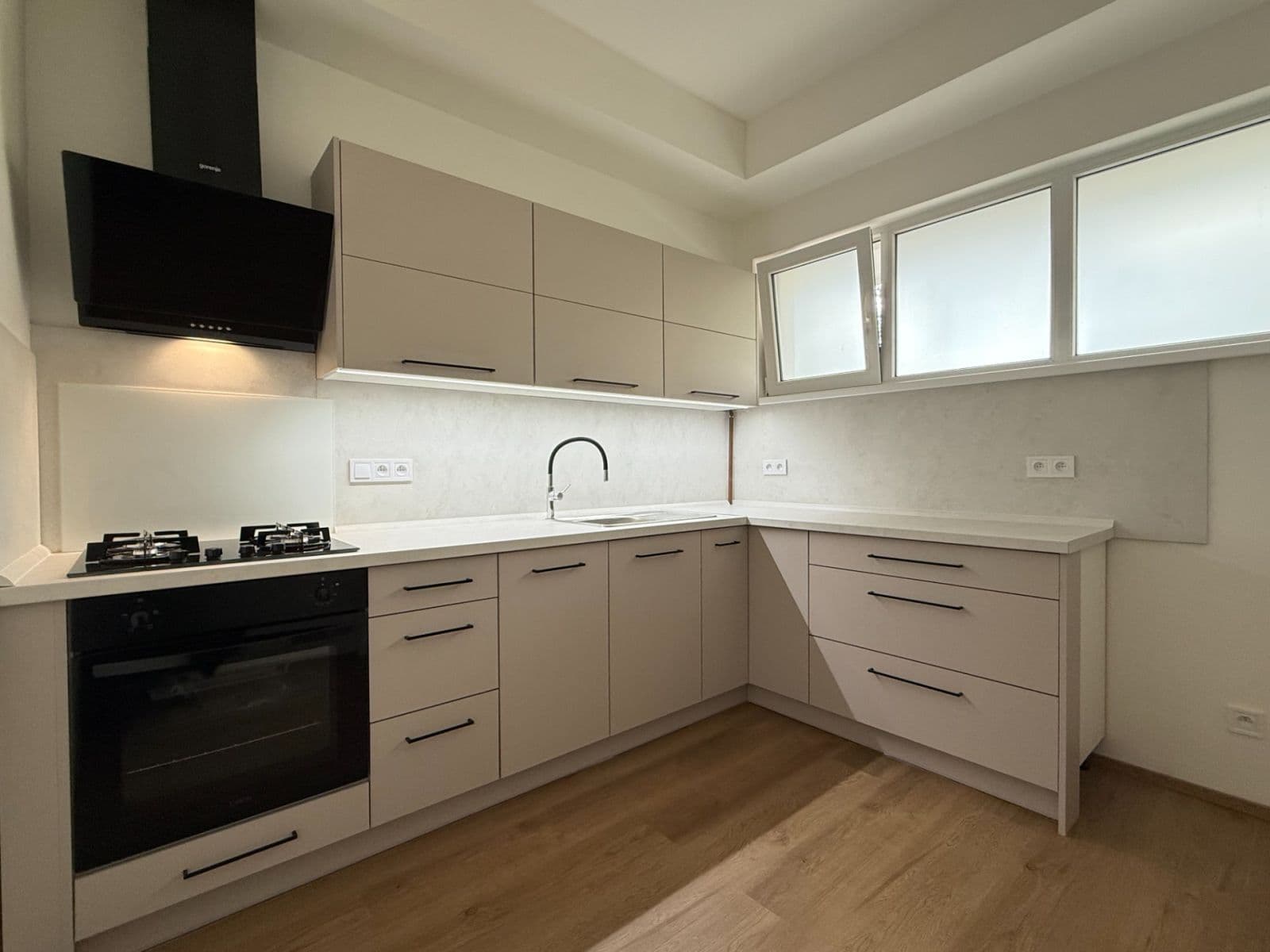 Prenájom bytu 1-izbový 45 m², Osadní, Praha, Praha Prenájom bytu 1-izbový 45 m², Osadní, Praha, Praha