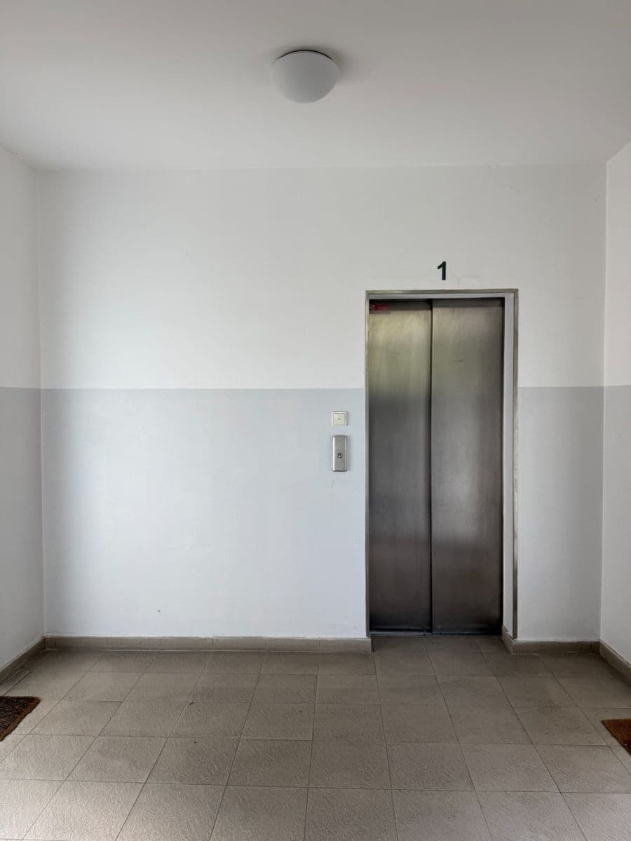 Prenájom bytu 1-izbový 45 m², Osadní, Praha, Praha Prenájom bytu 1-izbový 45 m², Osadní, Praha, Praha