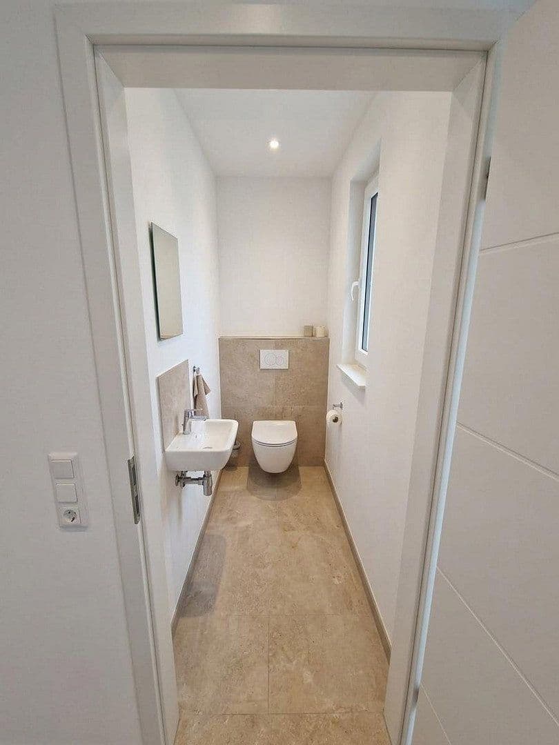 Prenájom domu 156 m², pozemok 250 m², Peterstr. 34, Niederkassel, Severné Porýnie - Westfálsko Prenájom domu 156 m², pozemok 250 m², Peterstr. 34, Niederkassel, Severné Porýnie - Westfálsko
