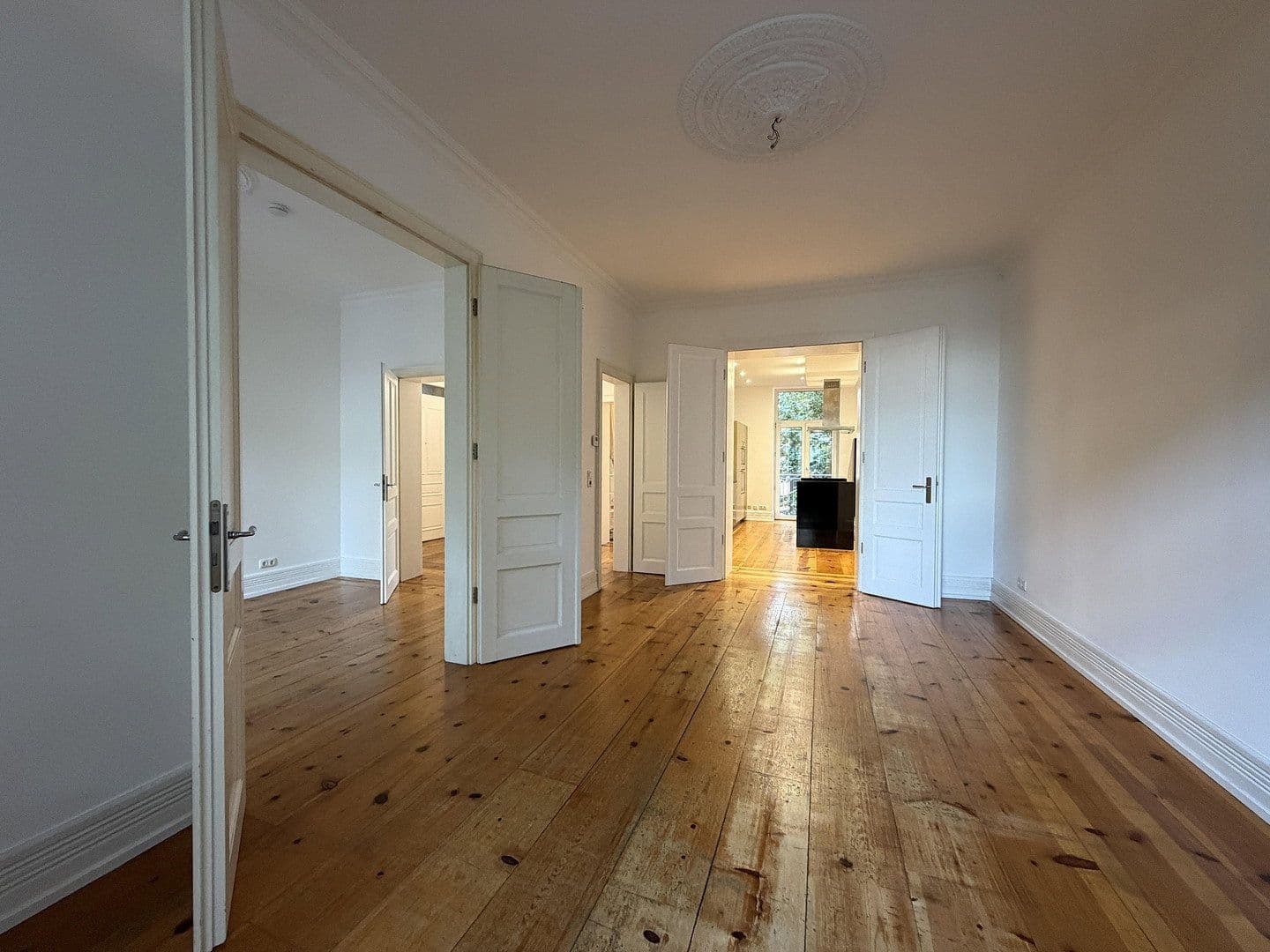 Prenájom bytu 3-izbový 101 m², Koselstraße 26, Frankfurt am Main, Hesensko Prenájom bytu 3-izbový 101 m², Koselstraße 26, Frankfurt am Main, Hesensko