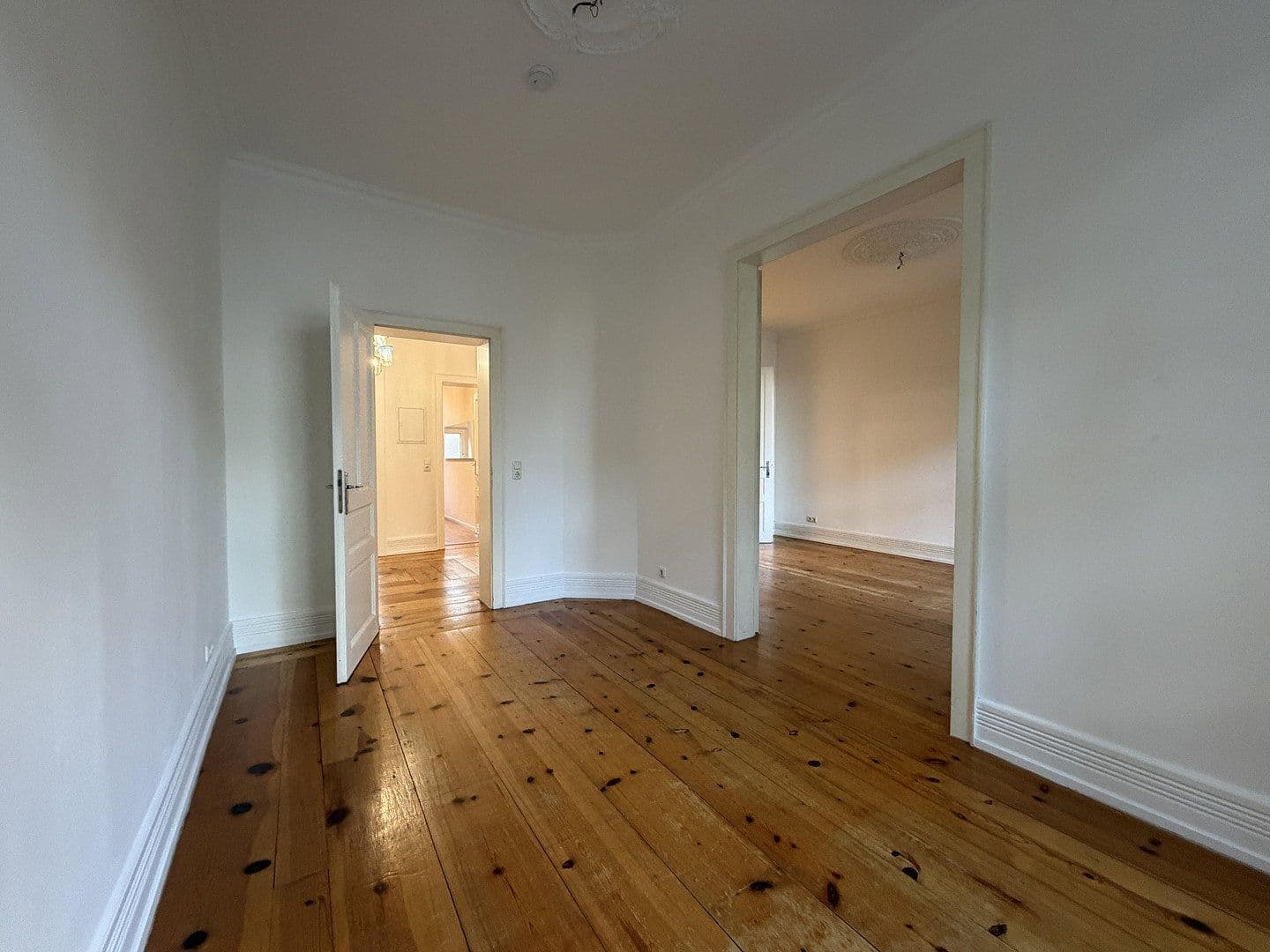 Prenájom bytu 3-izbový 101 m², Koselstraße 26, Frankfurt am Main, Hesensko Prenájom bytu 3-izbový 101 m², Koselstraße 26, Frankfurt am Main, Hesensko