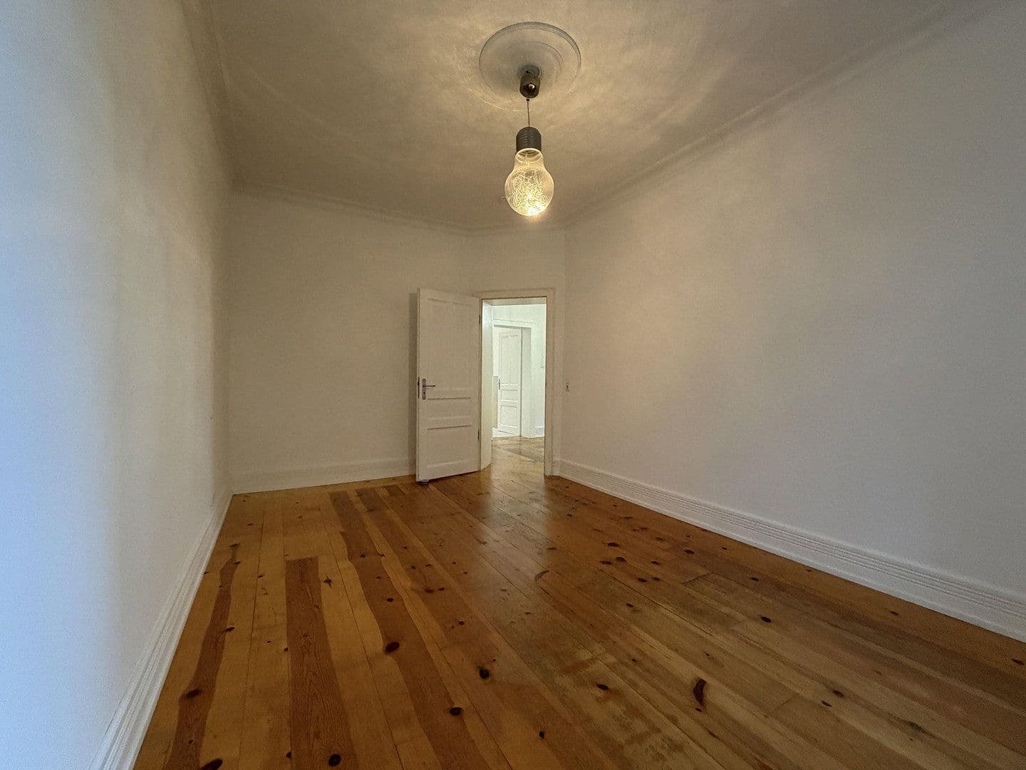 Prenájom bytu 3-izbový 101 m², Koselstraße 26, Frankfurt am Main, Hesensko Prenájom bytu 3-izbový 101 m², Koselstraße 26, Frankfurt am Main, Hesensko