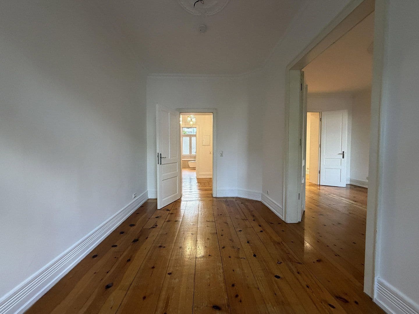 Prenájom bytu 3-izbový 101 m², Koselstraße 26, Frankfurt am Main, Hesensko Prenájom bytu 3-izbový 101 m², Koselstraße 26, Frankfurt am Main, Hesensko