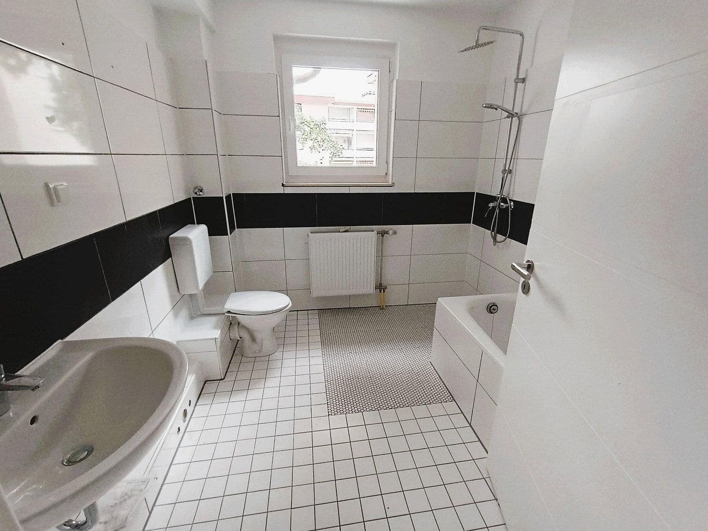 Prenájom bytu 3-izbový 92 m², Langerfelder Straße 119, Wuppertal, Severné Porýnie - Westfálsko Prenájom bytu 3-izbový 92 m², Langerfelder Straße 119, Wuppertal, Severné Porýnie - Westfálsko