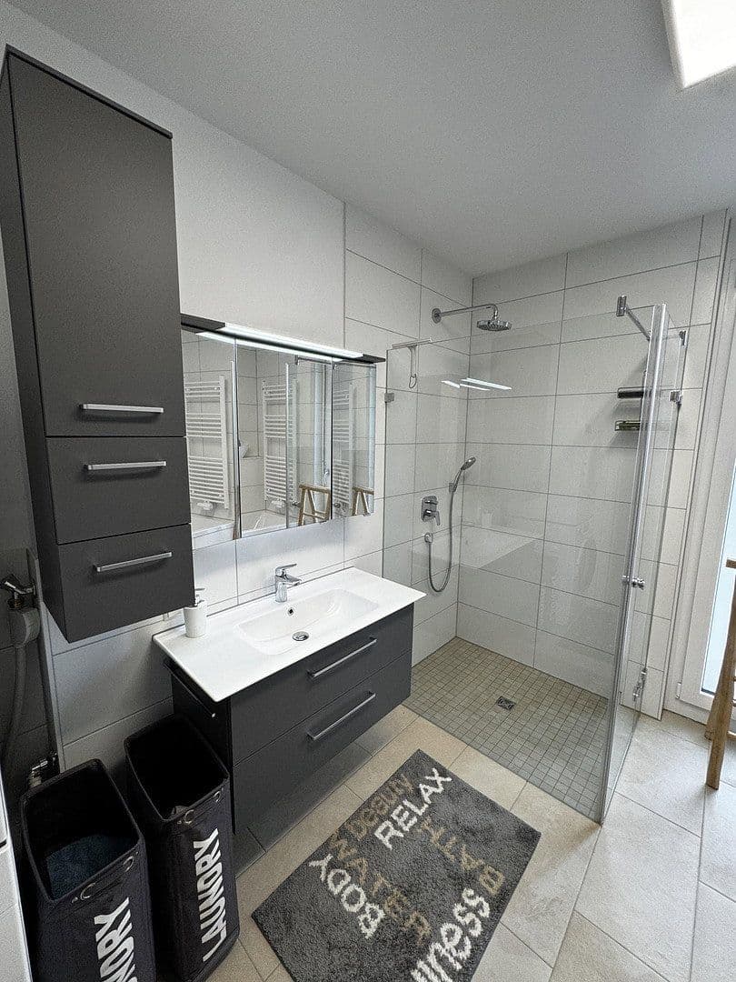 Prenájom bytu 3-izbový 104 m², Heidelberg, Bádensko-Wurttembersko Prenájom bytu 3-izbový 104 m², Heidelberg, Bádensko-Wurttembersko