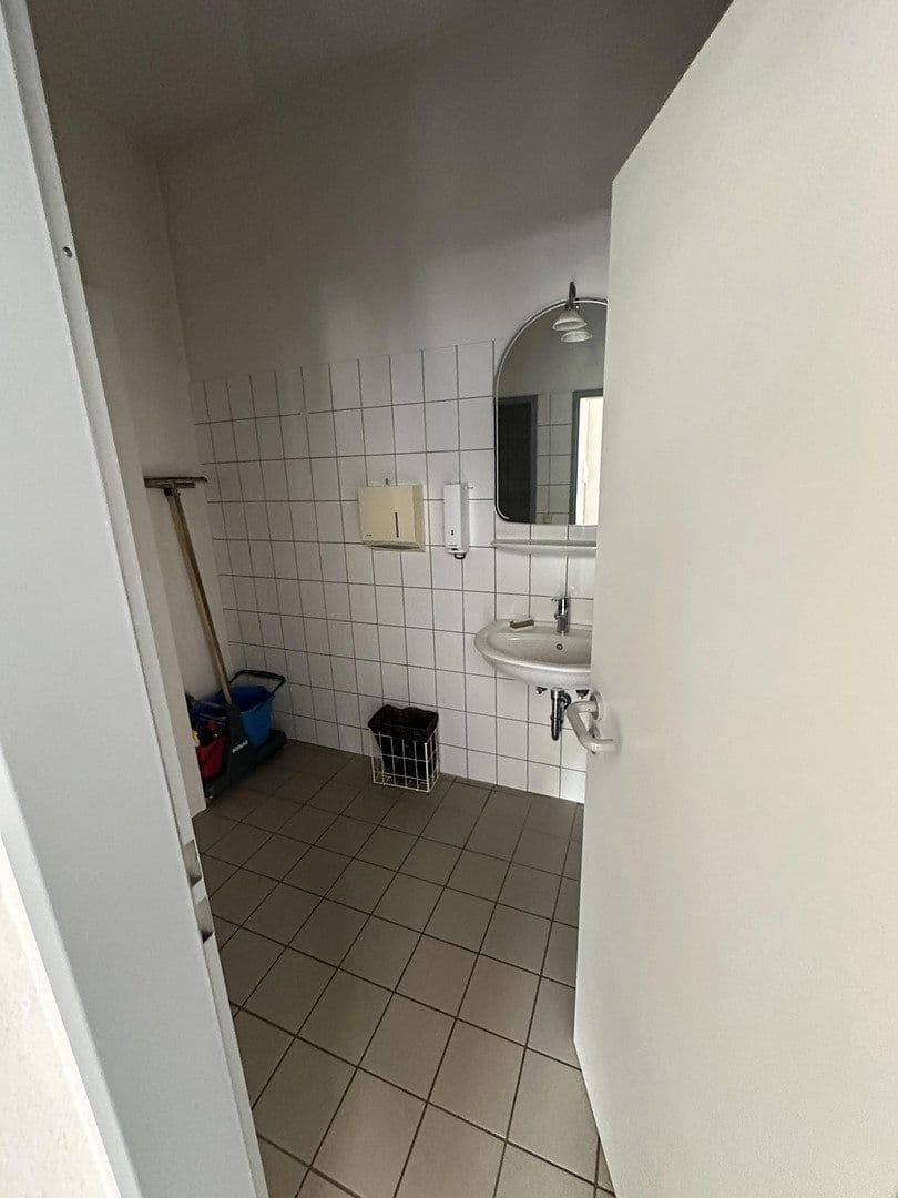 Prenájom nebytového priestoru 500 m², Obere Hilgenstock 2, Warburg, Severné Porýnie - Westfálsko Prenájom nebytového priestoru 500 m², Obere Hilgenstock 2, Warburg, Severné Porýnie - Westfálsko