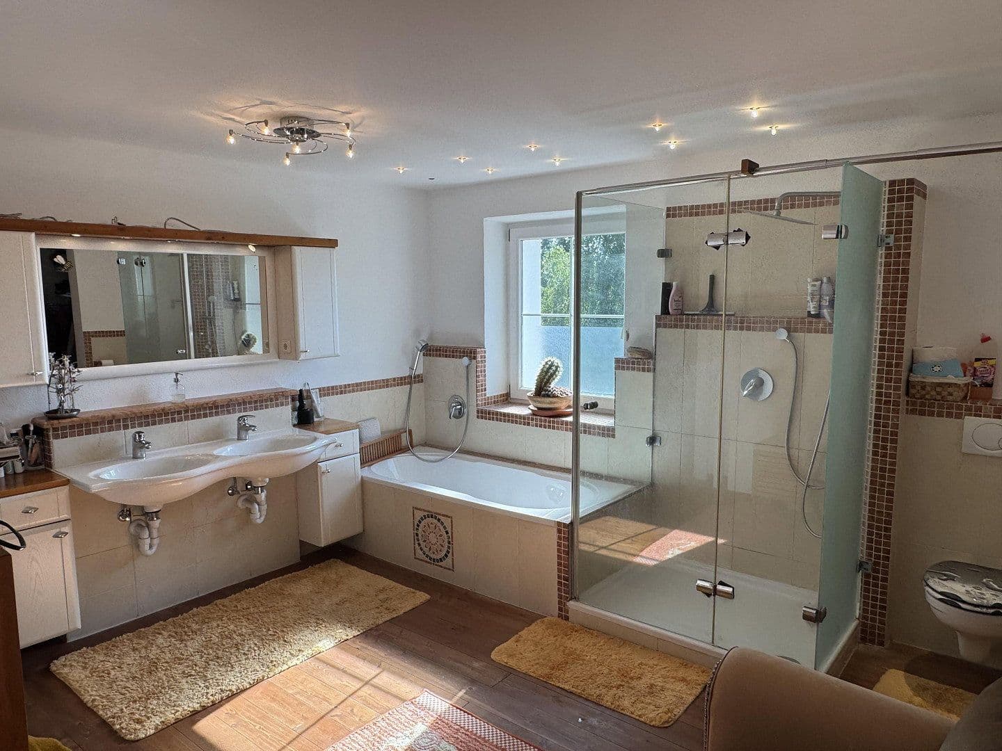 Predaj domu 270 m², pozemok 2.750 m², Wisseldorfer Str. 43, Landau an der Isar, Bavorsko Predaj domu 270 m², pozemok 2.750 m², Wisseldorfer Str. 43, Landau an der Isar, Bavorsko