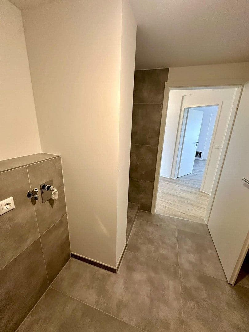 Prenájom bytu 4-izbový 135 m², Färberstr. 100, Düsseldorf, Severné Porýnie - Westfálsko Prenájom bytu 4-izbový 135 m², Färberstr. 100, Düsseldorf, Severné Porýnie - Westfálsko
