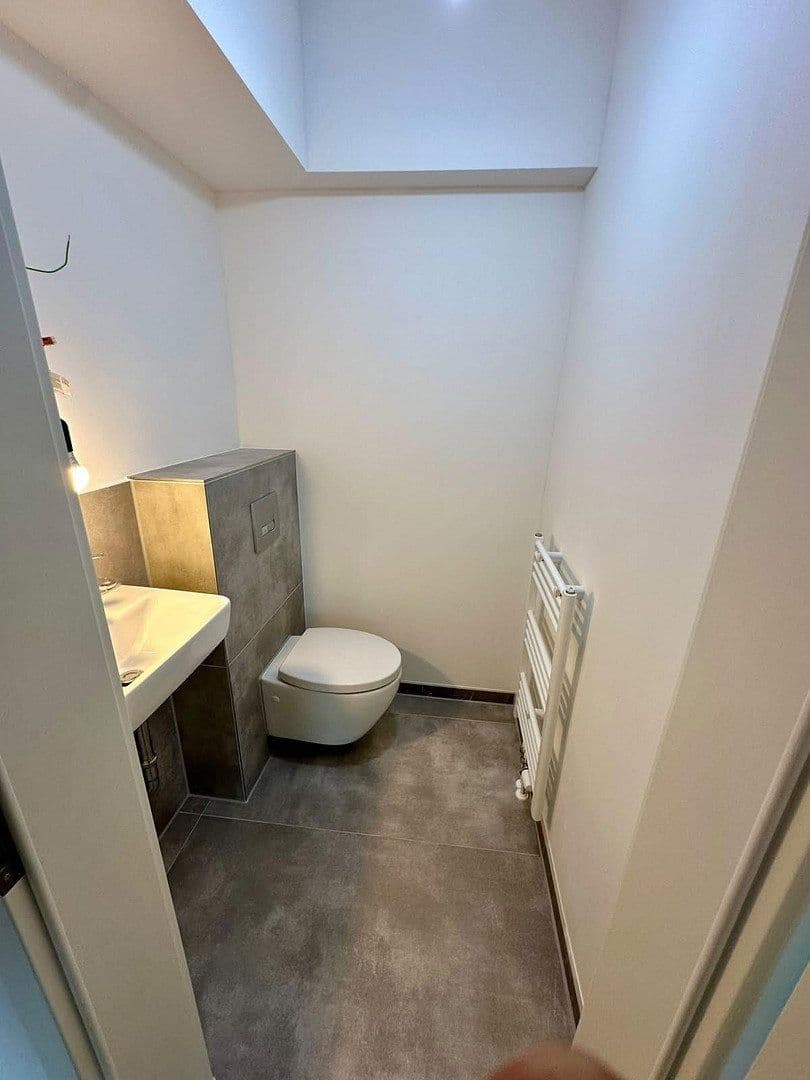 Prenájom bytu 4-izbový 135 m², Färberstr. 100, Düsseldorf, Severné Porýnie - Westfálsko Prenájom bytu 4-izbový 135 m², Färberstr. 100, Düsseldorf, Severné Porýnie - Westfálsko