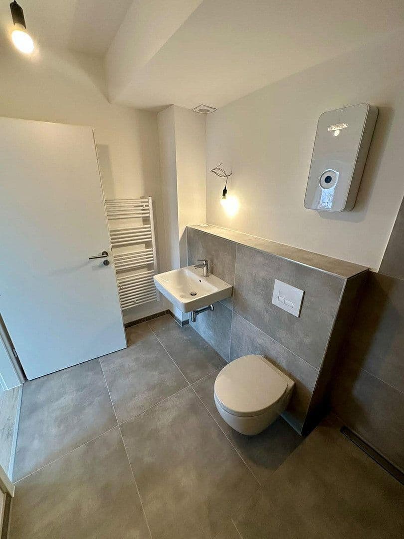 Prenájom bytu 4-izbový 135 m², Färberstr. 100, Düsseldorf, Severné Porýnie - Westfálsko Prenájom bytu 4-izbový 135 m², Färberstr. 100, Düsseldorf, Severné Porýnie - Westfálsko