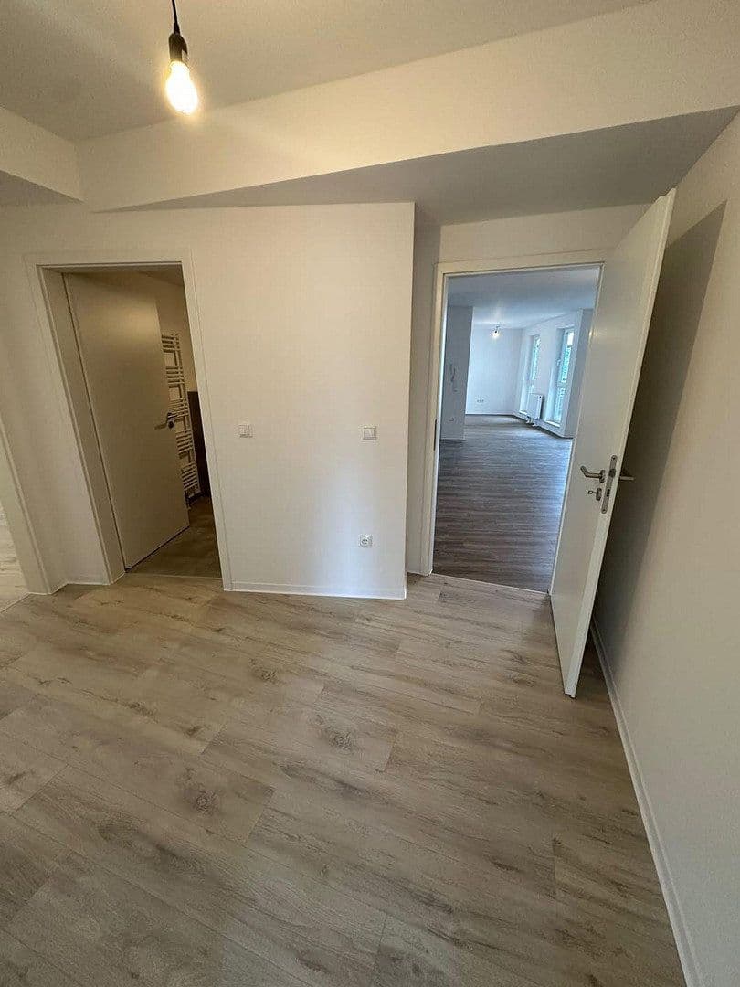Prenájom bytu 4-izbový 135 m², Färberstr. 100, Düsseldorf, Severné Porýnie - Westfálsko Prenájom bytu 4-izbový 135 m², Färberstr. 100, Düsseldorf, Severné Porýnie - Westfálsko