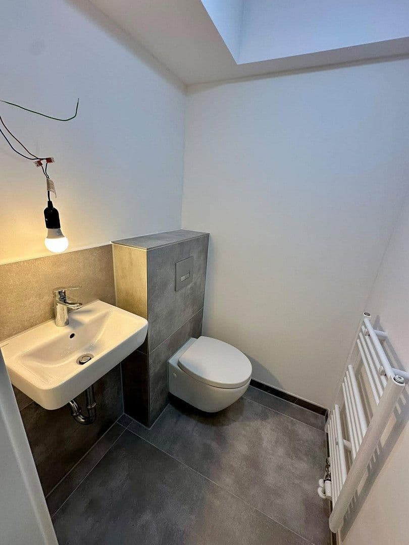 Prenájom bytu 4-izbový 135 m², Färberstr. 100, Düsseldorf, Severné Porýnie - Westfálsko Prenájom bytu 4-izbový 135 m², Färberstr. 100, Düsseldorf, Severné Porýnie - Westfálsko