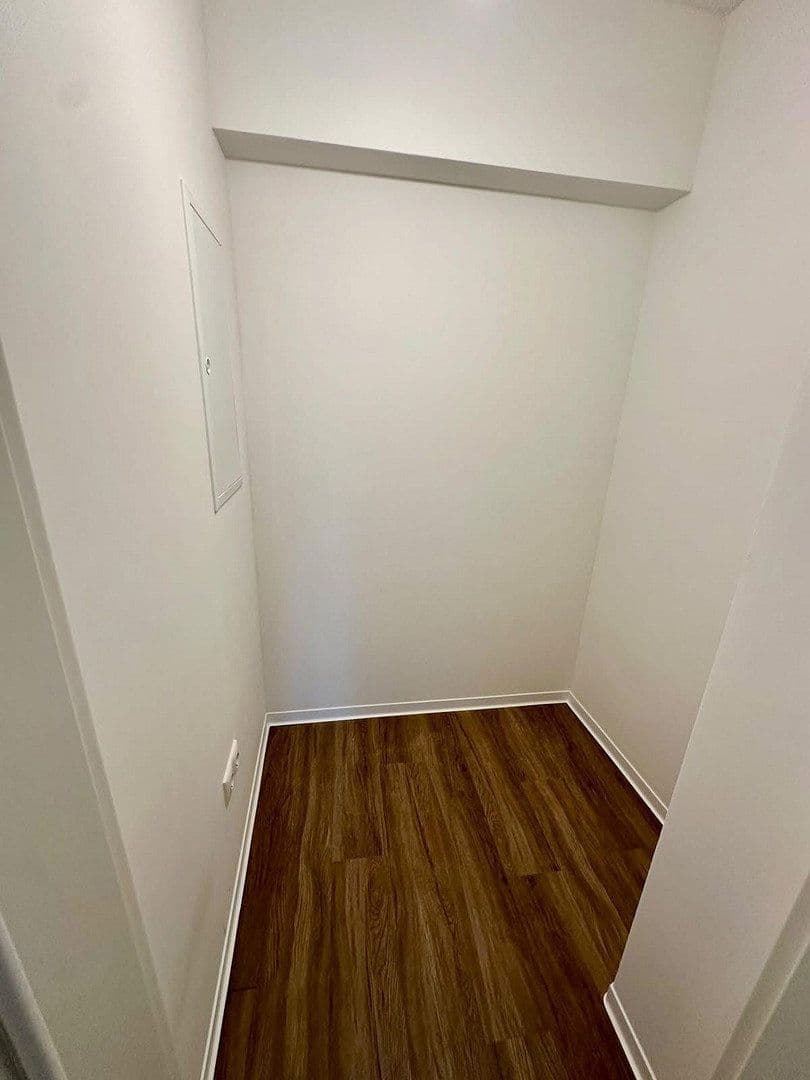 Prenájom bytu 4-izbový 135 m², Färberstr. 100, Düsseldorf, Severné Porýnie - Westfálsko Prenájom bytu 4-izbový 135 m², Färberstr. 100, Düsseldorf, Severné Porýnie - Westfálsko