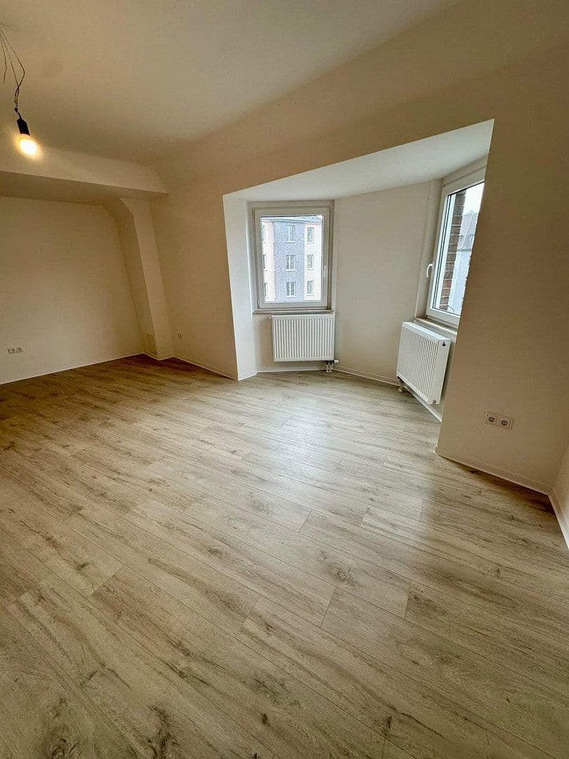 Prenájom bytu 4-izbový 135 m², Färberstr. 100, Düsseldorf, Severné Porýnie - Westfálsko Prenájom bytu 4-izbový 135 m², Färberstr. 100, Düsseldorf, Severné Porýnie - Westfálsko