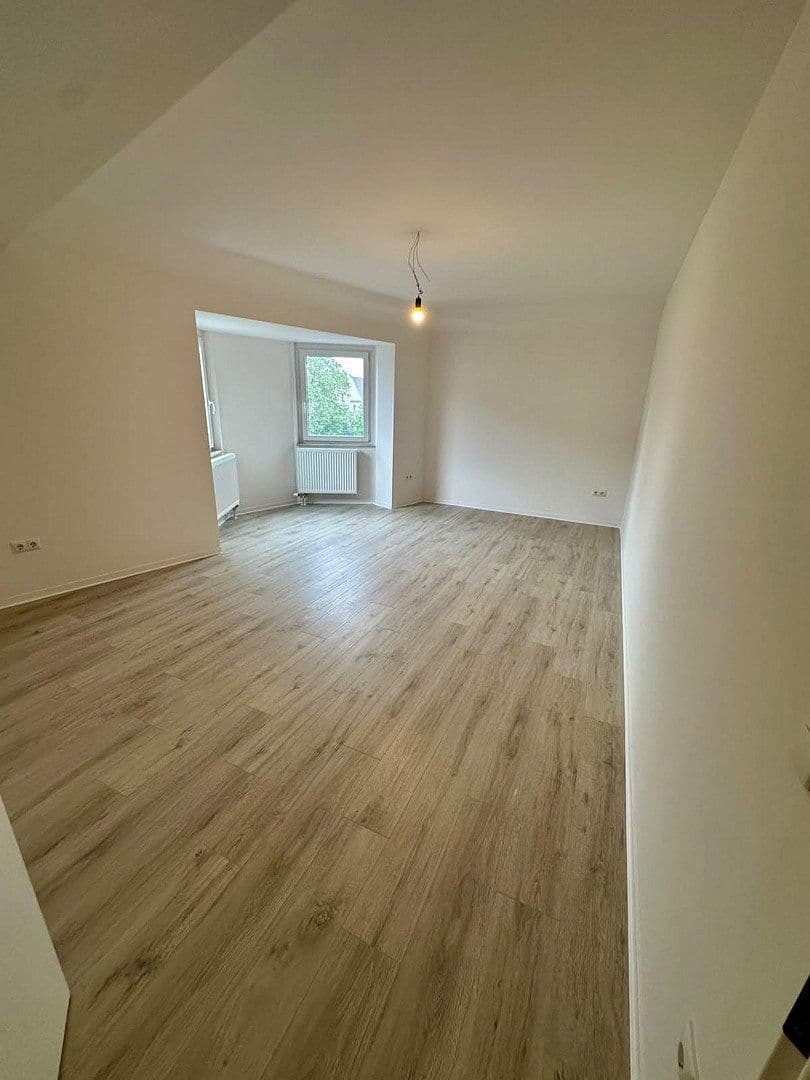 Prenájom bytu 4-izbový 135 m², Färberstr. 100, Düsseldorf, Severné Porýnie - Westfálsko Prenájom bytu 4-izbový 135 m², Färberstr. 100, Düsseldorf, Severné Porýnie - Westfálsko