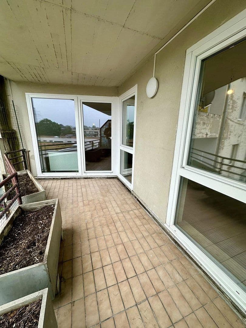 Prenájom bytu 4-izbový 135 m², Färberstr. 100, Düsseldorf, Severné Porýnie - Westfálsko Prenájom bytu 4-izbový 135 m², Färberstr. 100, Düsseldorf, Severné Porýnie - Westfálsko