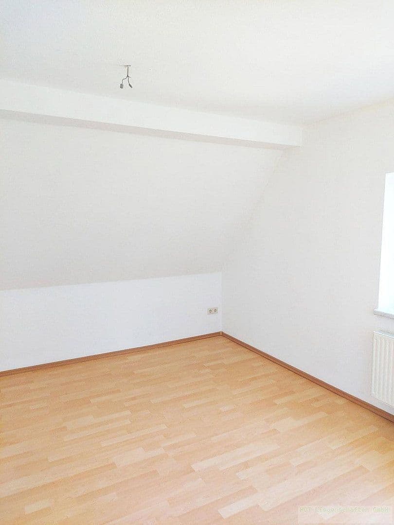 Prenájom bytu 3-izbový 45 m², West Straße 9, Gersdorf, Sasko Prenájom bytu 3-izbový 45 m², West Straße 9, Gersdorf, Sasko