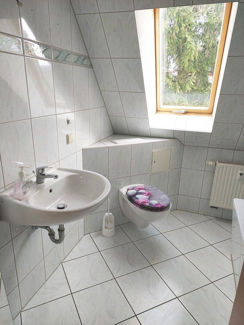 Prenájom bytu 3-izbový 45 m², West Straße 9, Gersdorf, Sasko Prenájom bytu 3-izbový 45 m², West Straße 9, Gersdorf, Sasko