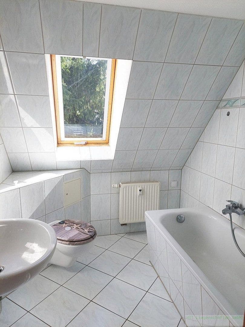 Prenájom bytu 3-izbový 45 m², West Straße 9, Gersdorf, Sasko Prenájom bytu 3-izbový 45 m², West Straße 9, Gersdorf, Sasko