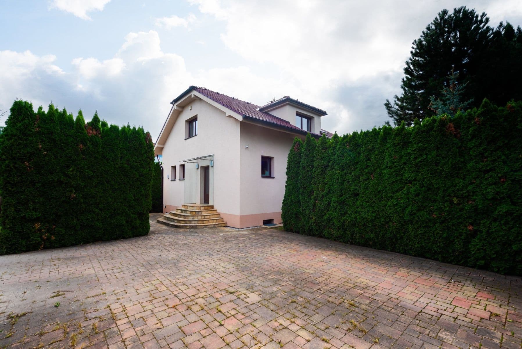 Predaj domu 198 m², pozemok 641 m², Do Zahrádek II, Praha, Praha Predaj domu 198 m², pozemok 641 m², Do Zahrádek II, Praha, Praha