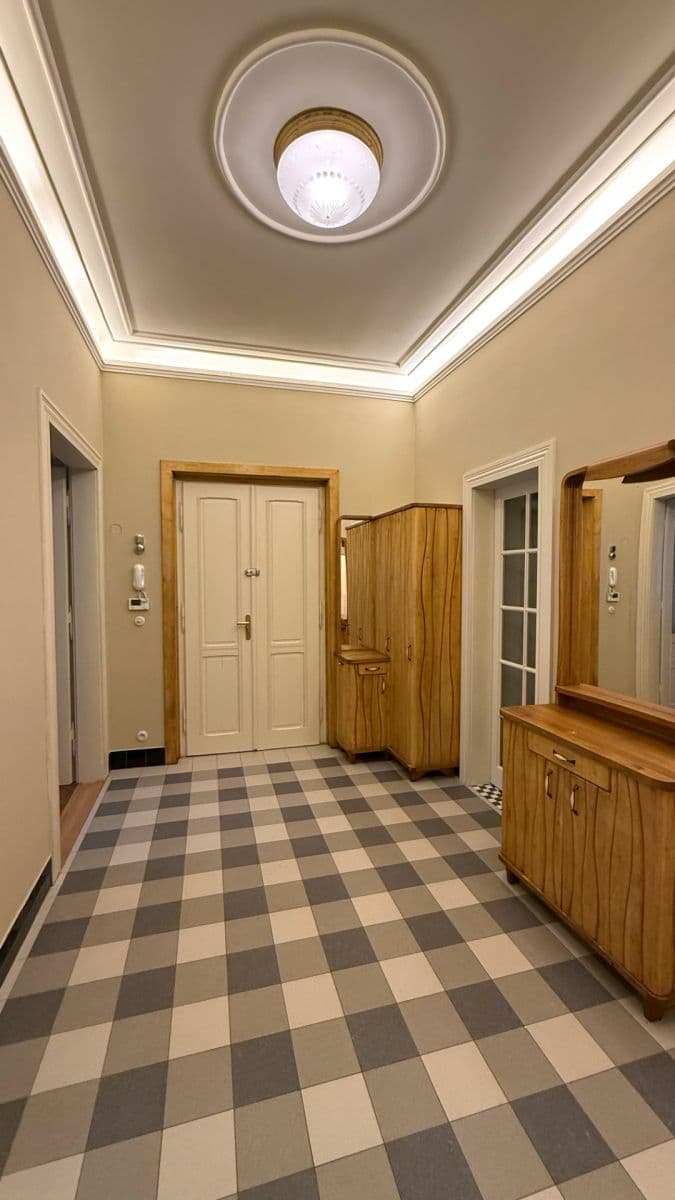 Prenájom bytu 3-izbový 90 m², Krkonošská, Praha, Praha Prenájom bytu 3-izbový 90 m², Krkonošská, Praha, Praha