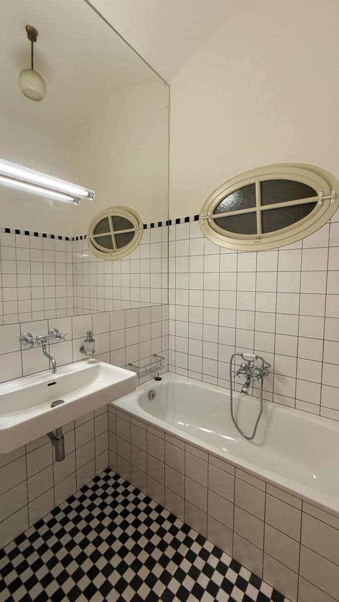 Prenájom bytu 3-izbový 90 m², Krkonošská, Praha, Praha Prenájom bytu 3-izbový 90 m², Krkonošská, Praha, Praha