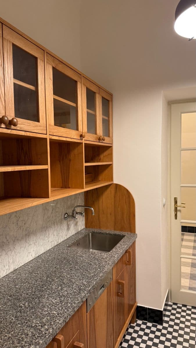 Prenájom bytu 3-izbový 90 m², Krkonošská, Praha, Praha Prenájom bytu 3-izbový 90 m², Krkonošská, Praha, Praha