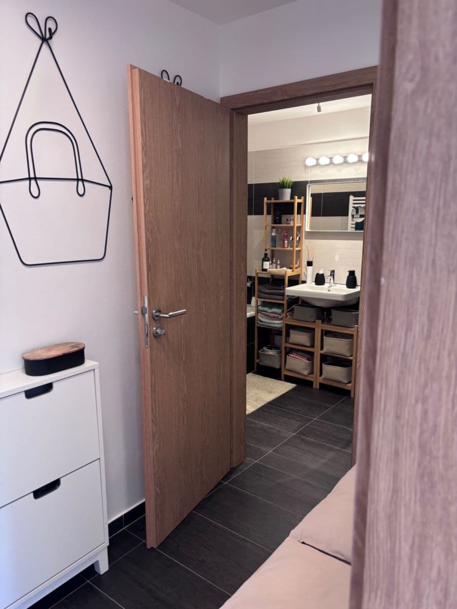Prenájom bytu 1-izbový 42 m², Moskevská, Praha, Praha Prenájom bytu 1-izbový 42 m², Moskevská, Praha, Praha