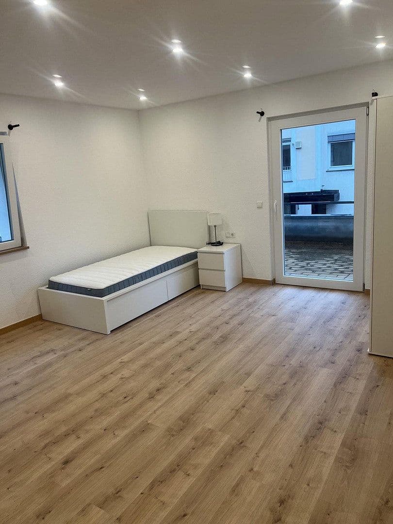 Prenájom bytu 4-izbový 105 m², Esslingen am Neckar, Bádensko-Wurttembersko Prenájom bytu 4-izbový 105 m², Esslingen am Neckar, Bádensko-Wurttembersko
