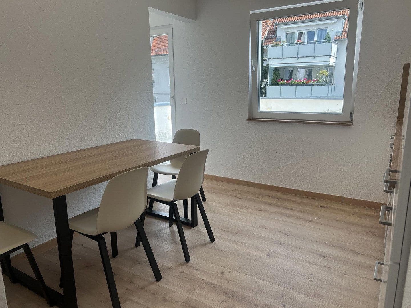 Prenájom bytu 4-izbový 105 m², Esslingen am Neckar, Bádensko-Wurttembersko Prenájom bytu 4-izbový 105 m², Esslingen am Neckar, Bádensko-Wurttembersko