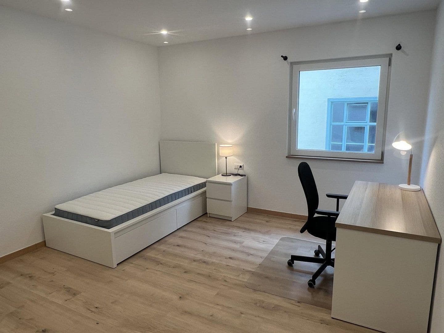 Prenájom bytu 4-izbový 105 m², Esslingen am Neckar, Bádensko-Wurttembersko Prenájom bytu 4-izbový 105 m², Esslingen am Neckar, Bádensko-Wurttembersko