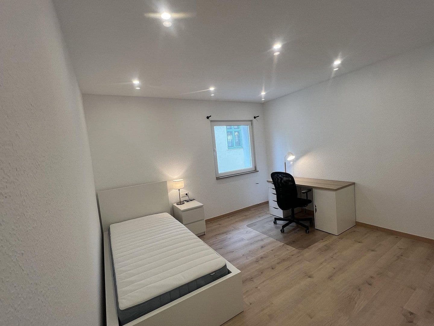 Prenájom bytu 4-izbový 105 m², Esslingen am Neckar, Bádensko-Wurttembersko Prenájom bytu 4-izbový 105 m², Esslingen am Neckar, Bádensko-Wurttembersko