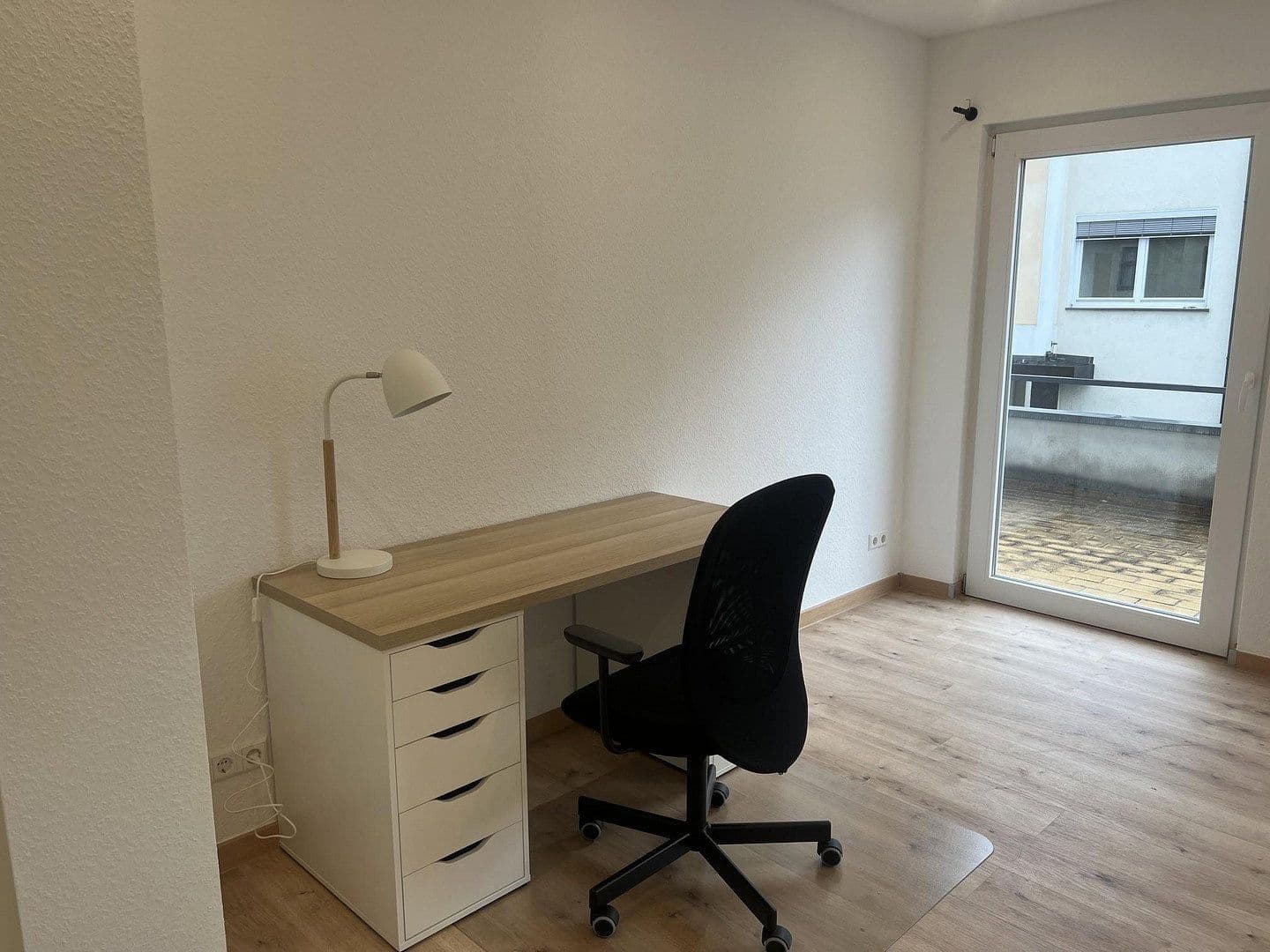 Prenájom bytu 4-izbový 105 m², Esslingen am Neckar, Bádensko-Wurttembersko Prenájom bytu 4-izbový 105 m², Esslingen am Neckar, Bádensko-Wurttembersko