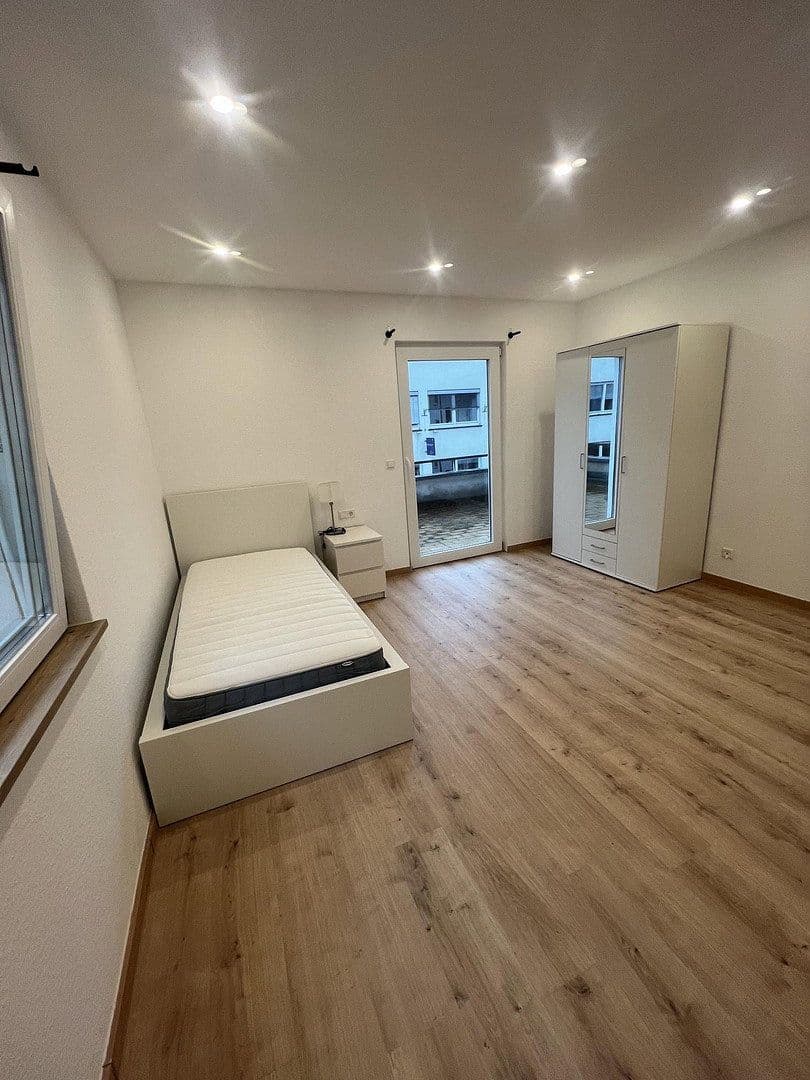 Prenájom bytu 4-izbový 105 m², Esslingen am Neckar, Bádensko-Wurttembersko Prenájom bytu 4-izbový 105 m², Esslingen am Neckar, Bádensko-Wurttembersko