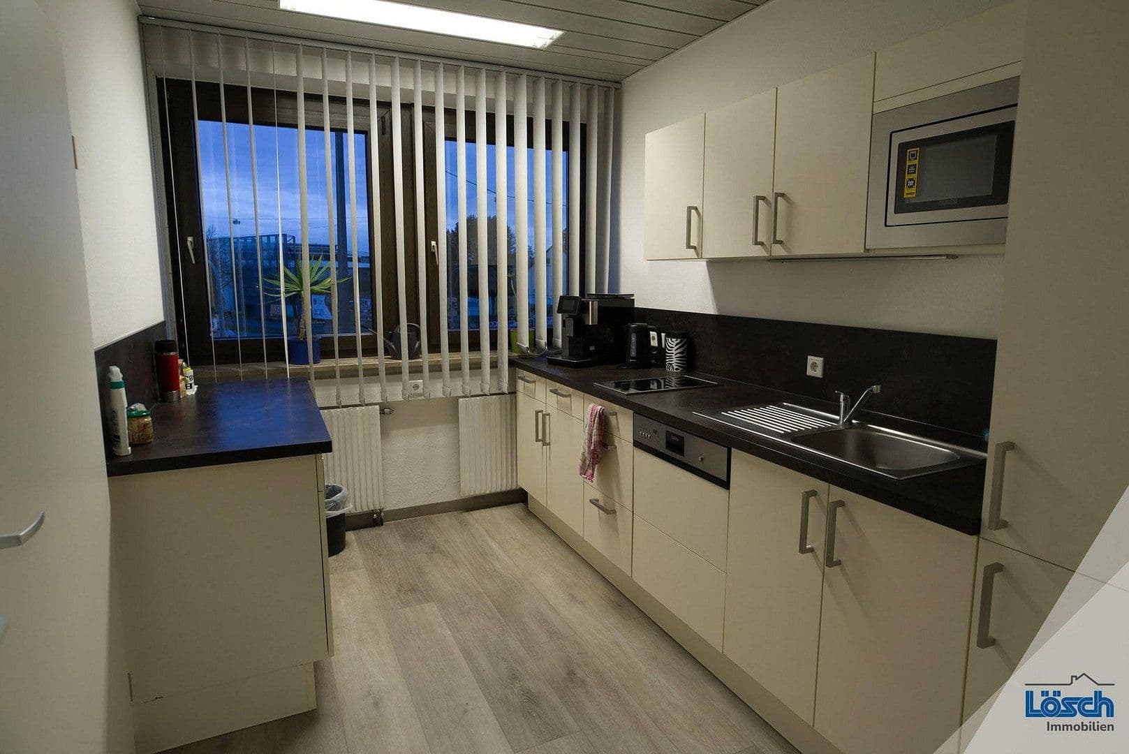 Prenájom kancelárie 157 m², Laufamholzstr. 118, Nürnberg, Bavorsko Prenájom kancelárie 157 m², Laufamholzstr. 118, Nürnberg, Bavorsko