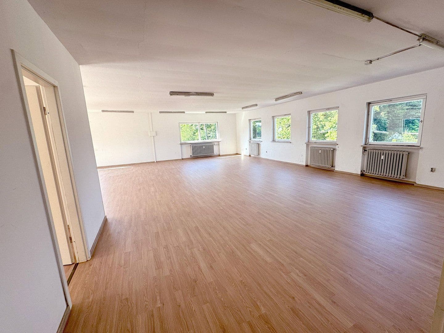 Prenájom kancelárie 128 m², Porschestrasse 12, Waldkraiburg, Bavorsko Prenájom kancelárie 128 m², Porschestrasse 12, Waldkraiburg, Bavorsko