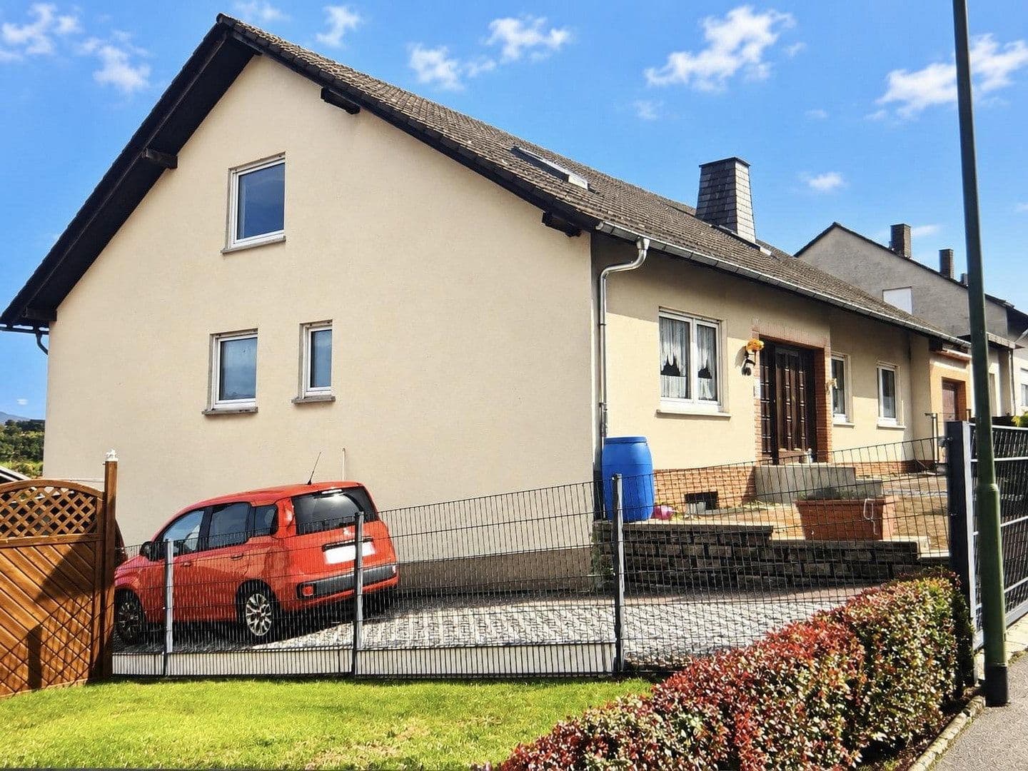 Predaj domu 333 m², pozemok 1.100 m², Burghaun, Hesensko Predaj domu 333 m², pozemok 1.100 m², Burghaun, Hesensko