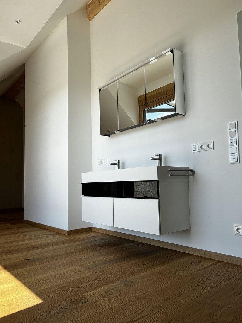 Prenájom bytu 4-izbový 144 m², Lerchenfeldstraße 28, München, Bavorsko Prenájom bytu 4-izbový 144 m², Lerchenfeldstraße 28, München, Bavorsko