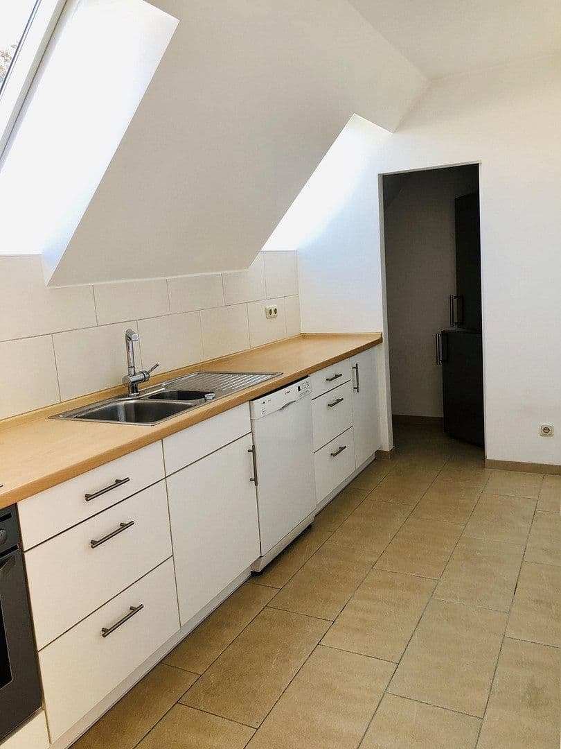 Prenájom bytu 3-izbový 83 m², München, Bavorsko Prenájom bytu 3-izbový 83 m², München, Bavorsko