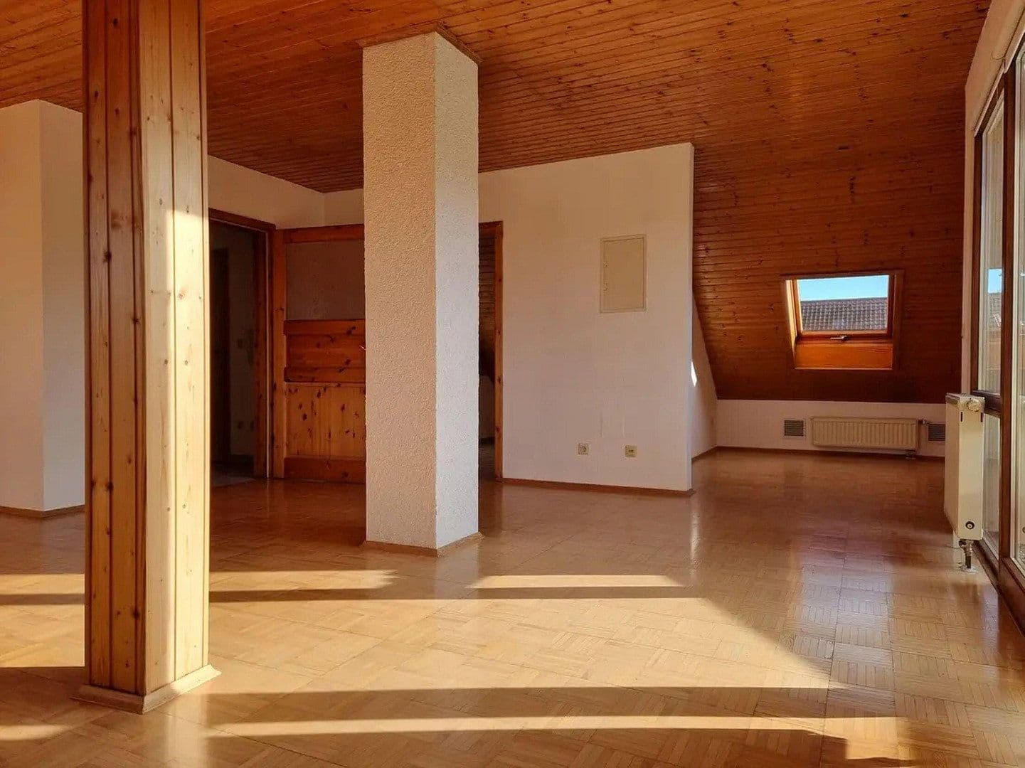 Prenájom bytu 3-izbový 100 m², Karlsruhe, Bádensko-Wurttembersko Prenájom bytu 3-izbový 100 m², Karlsruhe, Bádensko-Wurttembersko
