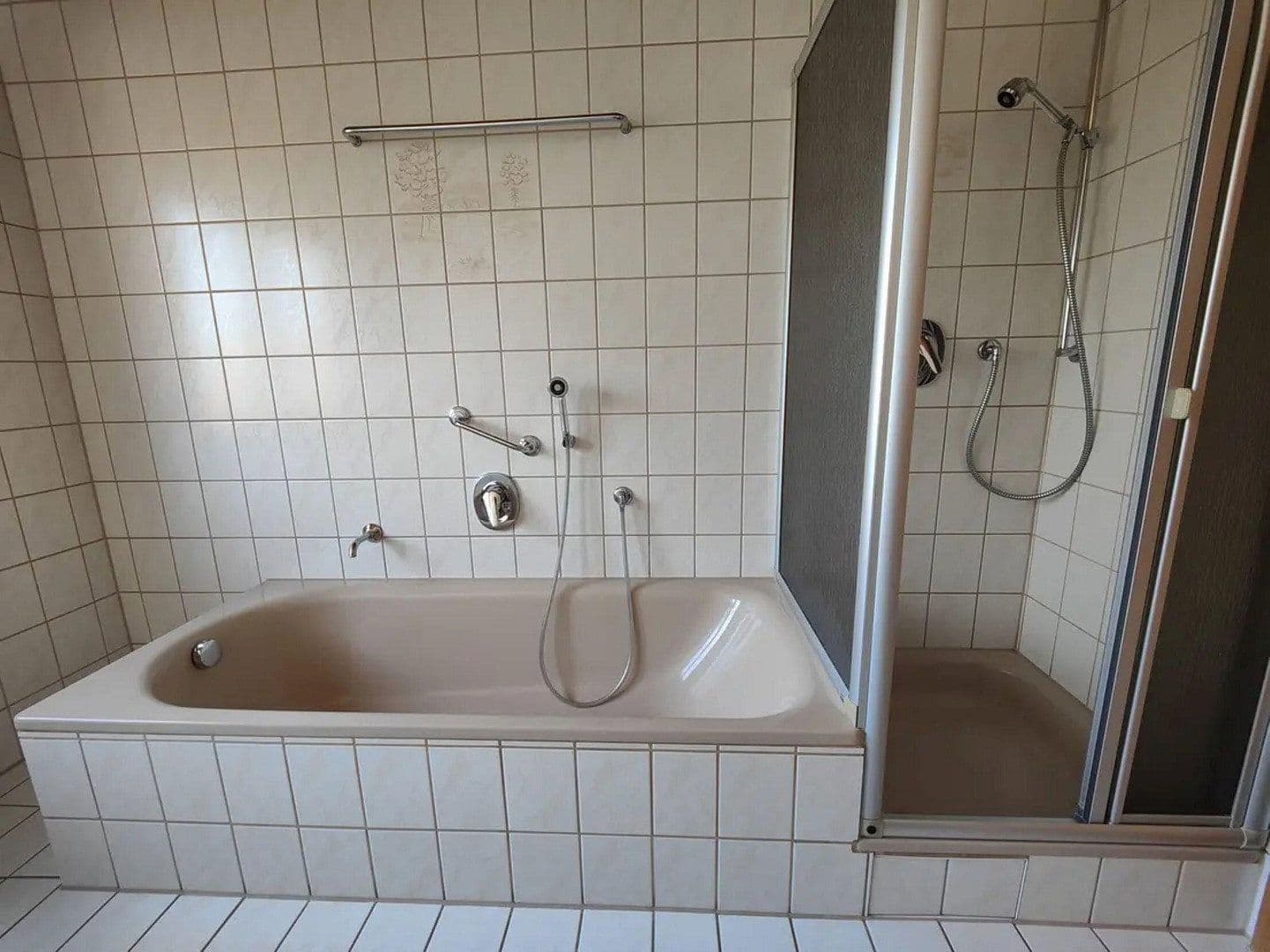 Prenájom bytu 3-izbový 100 m², Karlsruhe, Bádensko-Wurttembersko Prenájom bytu 3-izbový 100 m², Karlsruhe, Bádensko-Wurttembersko