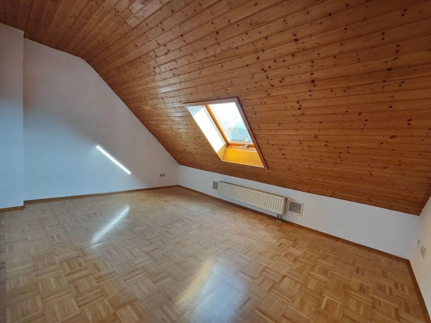 Prenájom bytu 3-izbový 100 m², Karlsruhe, Bádensko-Wurttembersko Prenájom bytu 3-izbový 100 m², Karlsruhe, Bádensko-Wurttembersko