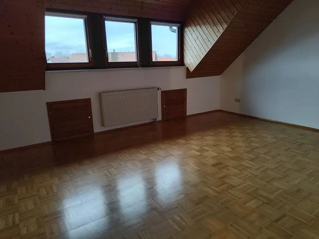Prenájom bytu 3-izbový 100 m², Karlsruhe, Bádensko-Wurttembersko Prenájom bytu 3-izbový 100 m², Karlsruhe, Bádensko-Wurttembersko