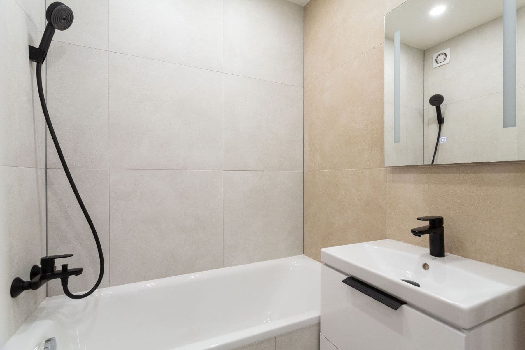 Predaj bytu 3-izbový 70 m², Holčovická, Praha, Praha Predaj bytu 3-izbový 70 m², Holčovická, Praha, Praha