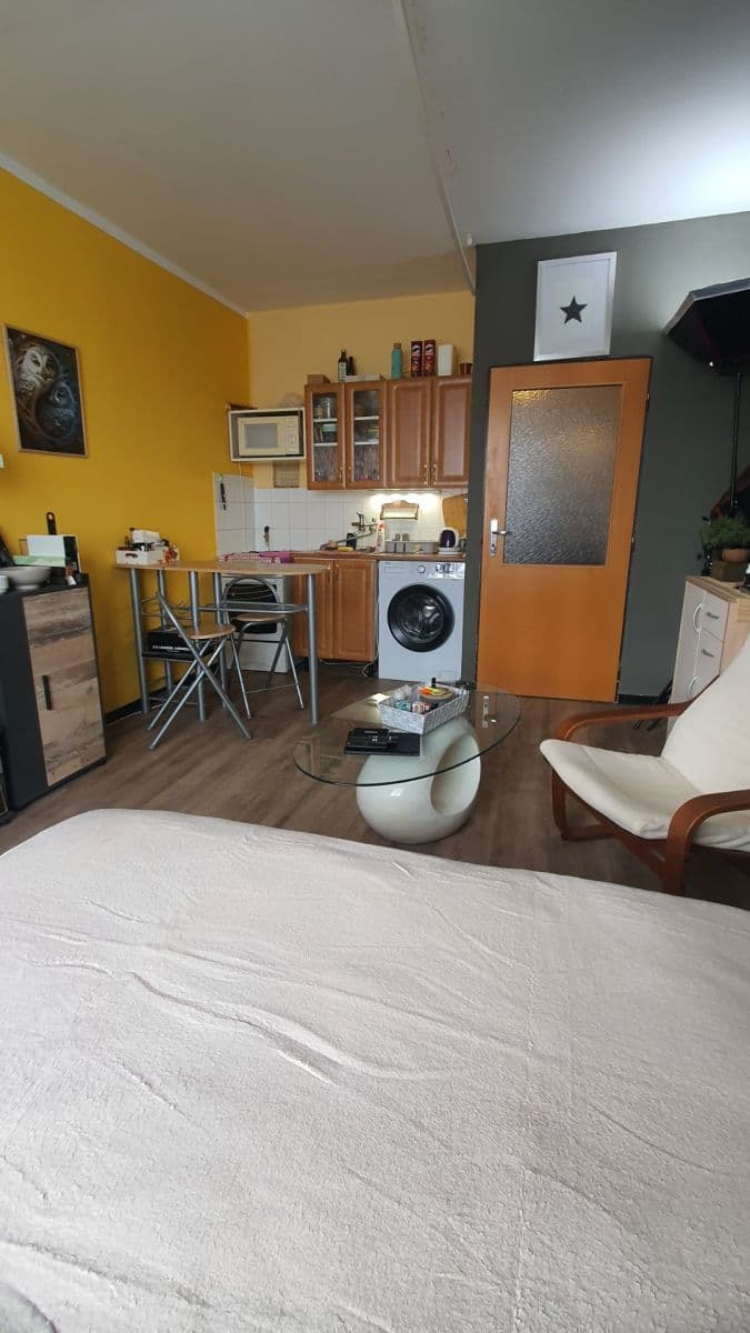 Prenájom bytu 1-izbový 34 m², Káranská, Praha, Praha Prenájom bytu 1-izbový 34 m², Káranská, Praha, Praha