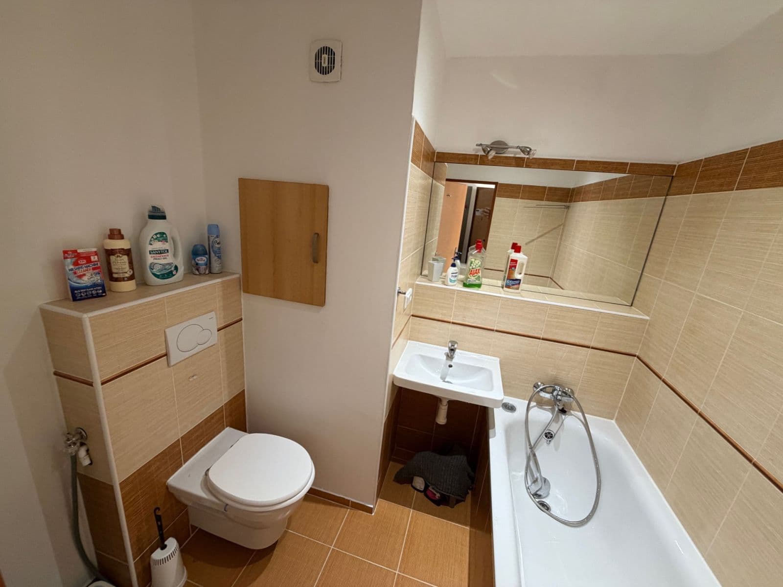 Prenájom bytu 1-izbový 30 m², Angelovova, Praha, Praha Prenájom bytu 1-izbový 30 m², Angelovova, Praha, Praha