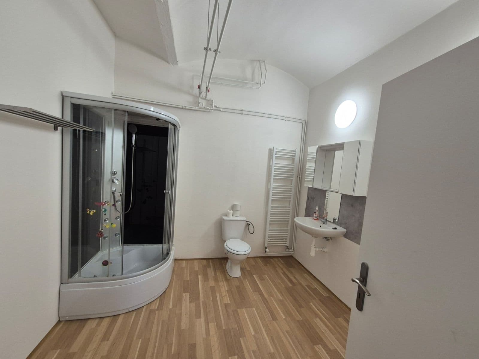 Prenájom nebytového priestoru 510 m², Náves sv. Petra a Pavla, Zlatníky-Hodkovice, Středočeský kraj Prenájom nebytového priestoru 510 m², Náves sv. Petra a Pavla, Zlatníky-Hodkovice, Středočeský kraj